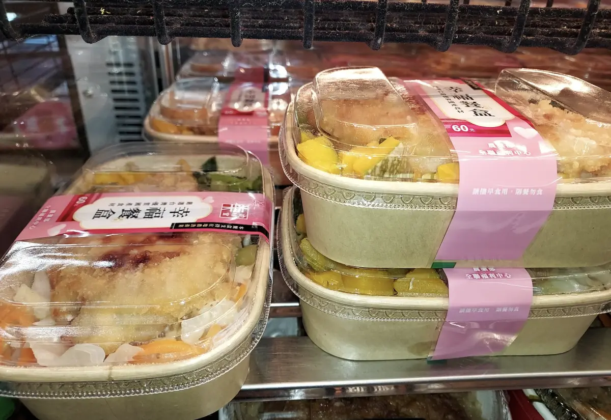 ▲全聯美味堂「幸福餐盒」價格僅60元，高CP值的銅板價讓它時常光速售完，近日一度消失的超強口味「黃金厚厚雞排」重磅回歸。（圖／翻攝自臉書社團「我愛全聯-好物老實説」）