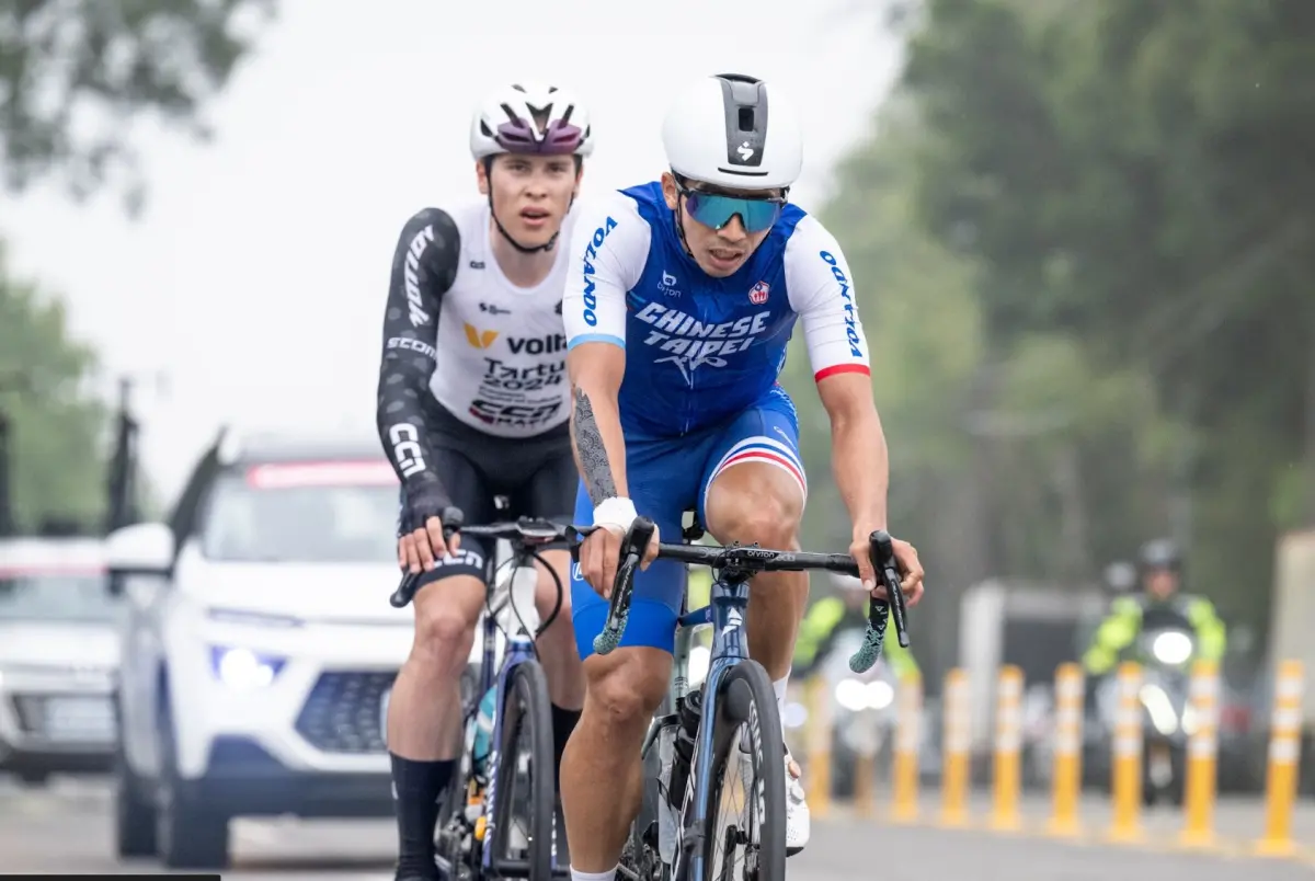 ▲中華隊隊長盧紹軒強忍手掌骨裂傷勢拼戰，開賽率先突圍扮演奇兵。（圖／自由車協會提供）