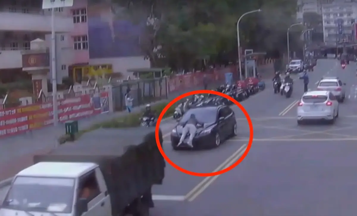 ▲淡水行駛中的轎車上趴著一名男子，民眾見狀立即報警求助，後續警方查出兩人竟是一對毒鴛鴦，雙雙遭法辦。（圖／翻攝畫面）