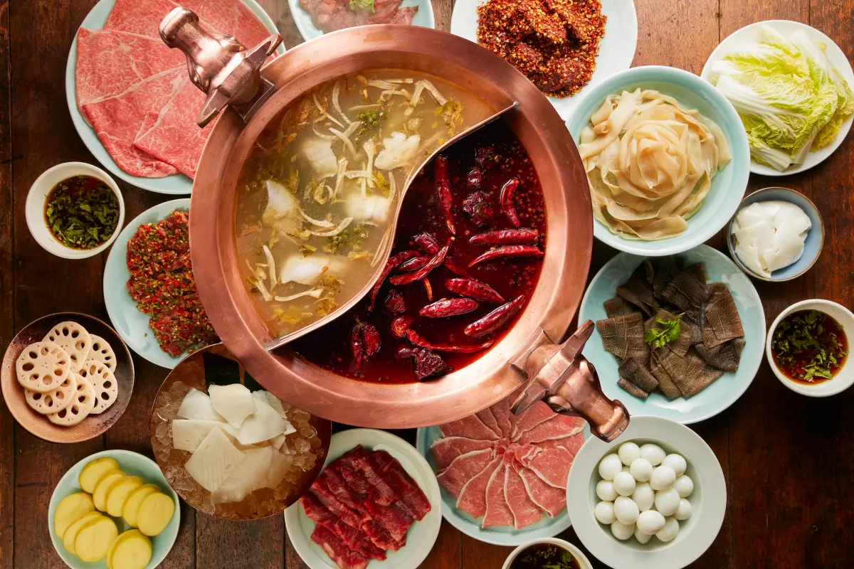 ▲乾杯集團的「麻辣45」推出為期一個月「799吃到飽」活動，50道精選食材無限續點，加100元有和牛、199酒精飲料暢飲。本篇另整理全台知名的和牛吃到飽麻辣火鍋品牌，價位、湯頭與優惠活動整理。（圖／乾杯集團提供）