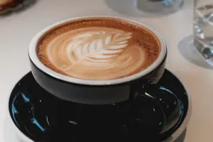 Google首頁推平白咖啡！Flat White正夯　奶泡牛奶與咖啡完美融合
