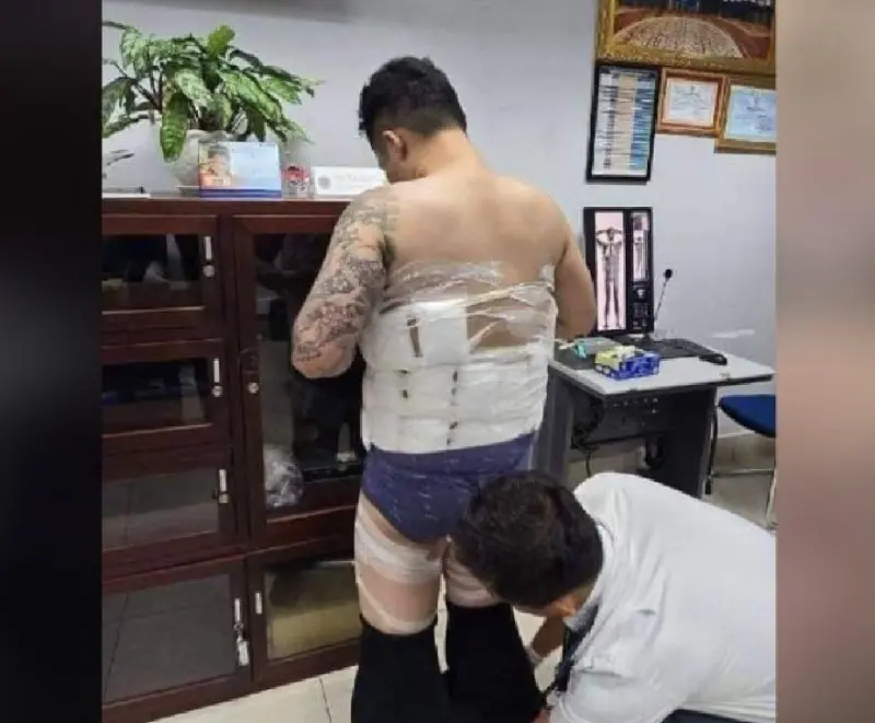 ▲台灣男子涉嫌將安非他命纏綁在身上,企圖從柬埔寨金邊國際機場,將毒品載往日本,不料卻被柬埔寨警方識破,當場將他逮捕。(圖/翻攝柬中時報)