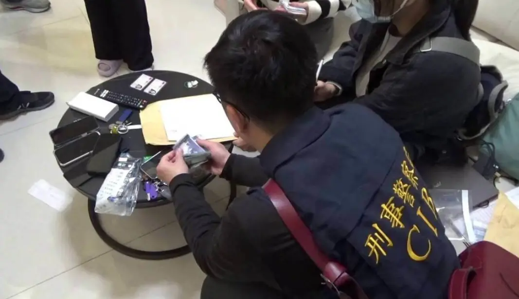 ▲孫姓男子為詐團首腦，利用假檢警話術詐財，不法所得逾億元，更租用假身分躲避查緝，出入以豪車代步，被警方依法送辦。（圖／民眾提供）