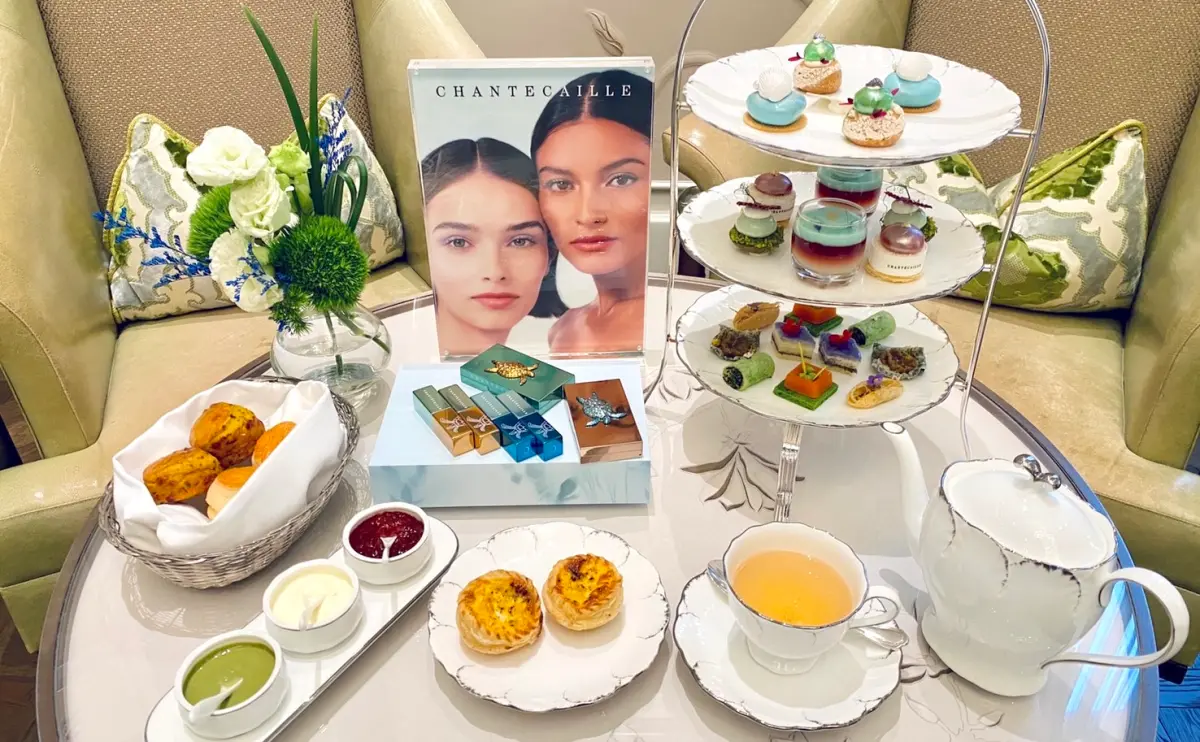 ▲香緹卡Chantecaille與台北文華東方酒店青隅，聯名「純淨海洋龜寶」下午茶饗宴，將2024限量春季限量彩妝「優雅海龜慈善系列」，變成「蛋奶素」糕點，蘊含浪漫海洋與永續意識。（圖／記者蕭涵云攝）