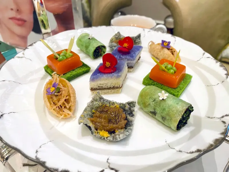 ▲底層多款鹹點也有繽紛造型。(圖/記者蕭涵云攝)