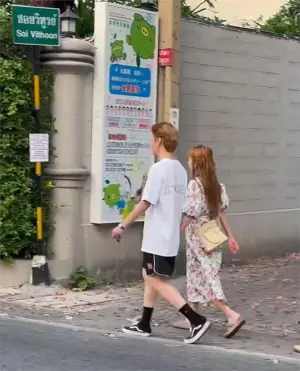 ▲ 近期網友目擊泫雅牽著龍俊亨的手在泰國逛街。（圖／翻攝自小紅書）