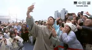 五堅情、玖壹壹使出工地秀必殺技 台中巨蛋粉絲收福利快瘋啦! ▲玖壹壹的洋蔥首先走向觀眾席,和歌迷互動。(圖/翻攝盧秀燕臉書,2024.03.11)