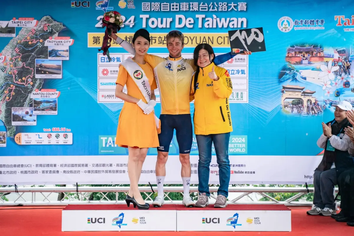 ▲2024國際自由車環台賽以色列Israel–Premier Tech 車隊車手Mason Hollyman，以2小時46分54秒、1秒之差拿下桃園站單站冠軍，首度來台灣比賽就穿上黃衫。（圖／自由車協會提供）