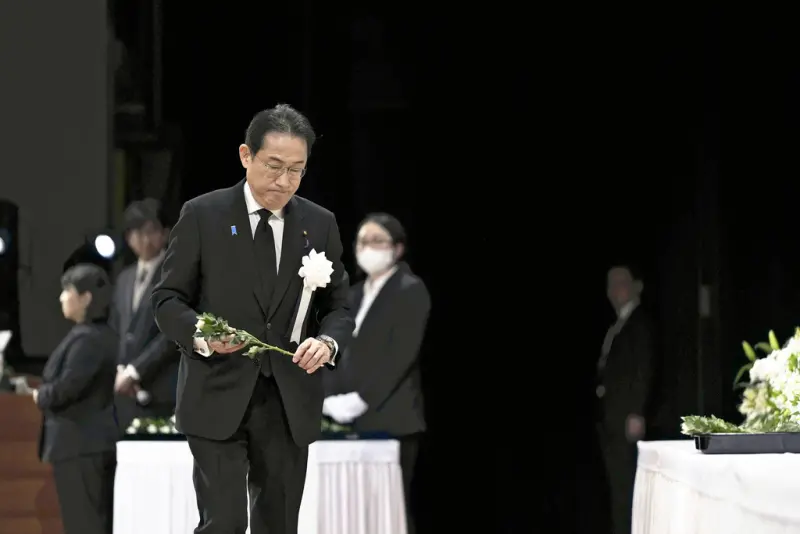 ▲日本首相岸田文雄於今前往福島市悼念2011 年「311大地震」的罹難者。（圖／美聯社／達志影像）