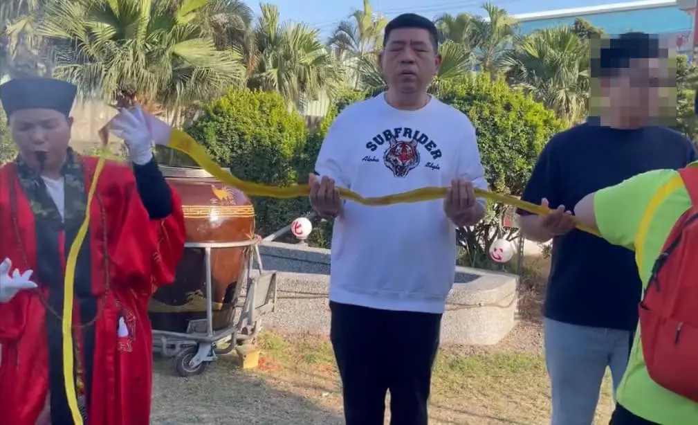 ▲NONO（中）暴瘦20公斤躲寺廟被拍，486先生認為是公關公司的操作。（圖／馮語婷臉書）