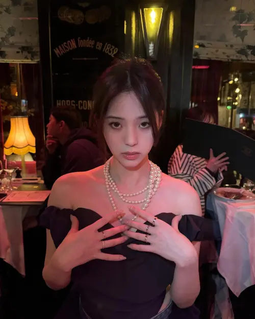 ▲歐陽娜娜曬美照,擺出雙手遮胸的姿勢。(圖/歐陽娜娜IG) ▲歐陽娜娜曬美照,擺出雙手遮胸的姿勢。(圖/歐陽娜娜IG)
