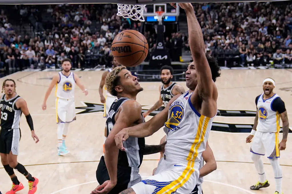 ▲勇士新秀「TJD」Trayce Jackson-Davis在比賽中隔扣了Victor Wembanyama，勇士終場以112:102擊敗馬刺，終止近期的2連敗。（圖／美聯社／達志影像）