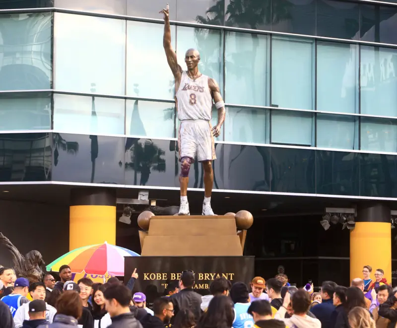 ▲為紀念湖人已故球星布萊恩（Kobe Bryant），湖人球團在主場外設立紀念雕像，不過近日被發現有多處拼錯字。（圖／美聯社／達志影像）
