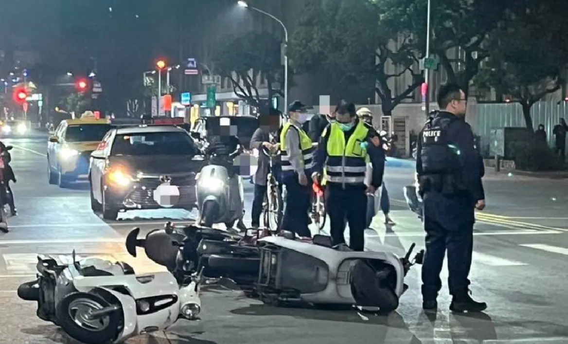 ▲11日晚間，高雄三民區十全一路、山東街口，發生3台機車追撞車禍，最前方的李姓男騎士因禮讓救護車，造成後方的劉姓女騎士、鄭姓女騎士因煞車不及追撞。（圖／翻攝畫面）