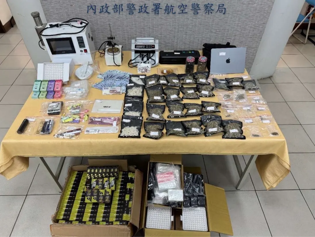 ▲航警局高雄分局今天宣布偵破一起利用國際郵包疑似夾藏毒案，並循線查獲查獲二級毒品大麻、大麻煙彈、MDMA搖頭、LSD毒郵票、迷幻蘑菇培養液及大麻種子。（圖／航警局高雄分局提供）