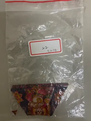 ▲航警局高雄分局查獲的LSD 毒郵票(俗稱：一粒沙、加州陽光)百餘片。（圖／航警局高雄分局提供）