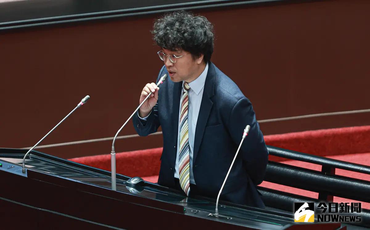 ▲民進黨立委沈伯洋嗆黃國昌，只會大小聲比誰比較嗆，完全就是小混混行徑。（圖／記者葉政勳攝 , 2024.03.12）