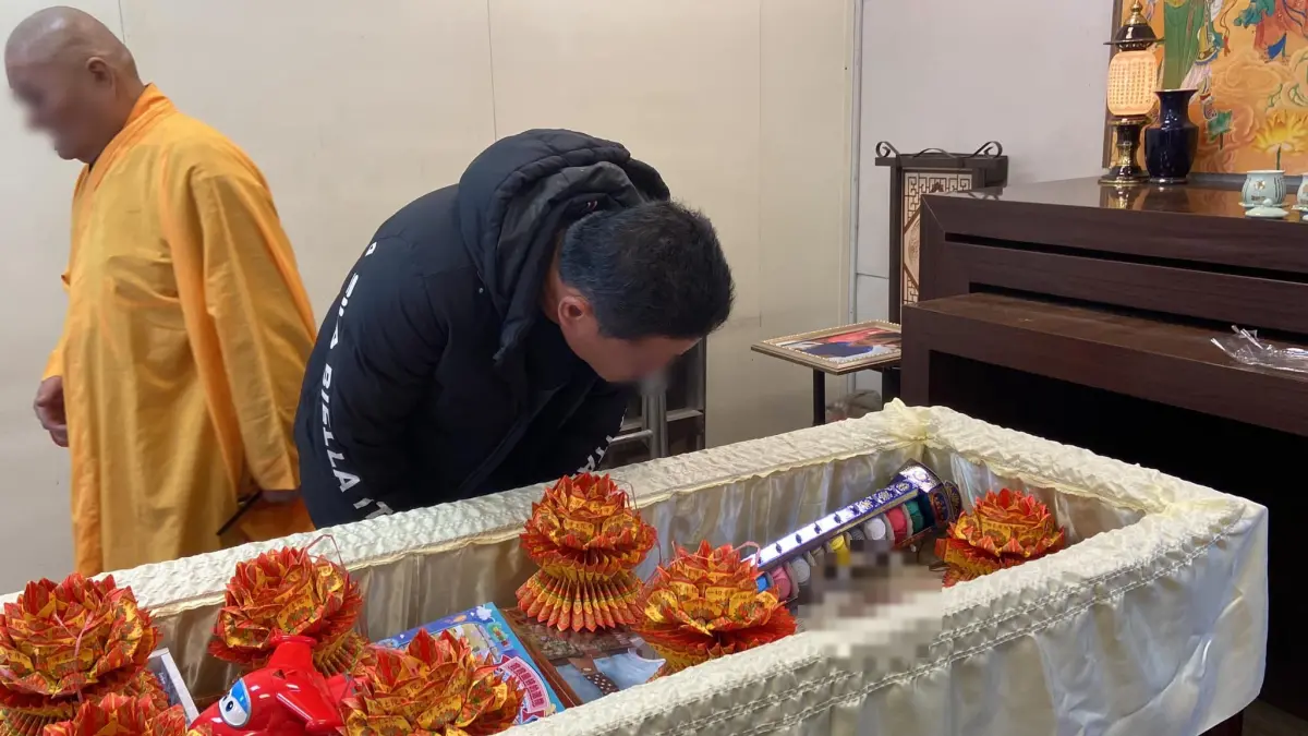 ▲禮儀師簡暐峰和家屬準備了紙紮的衣服、房子、玩具、3C產品等，希望1歲男童凱凱到另一個世界可以吃飽穿暖，當個快樂的小天使。（圖／翻攝簡暐峰臉書）