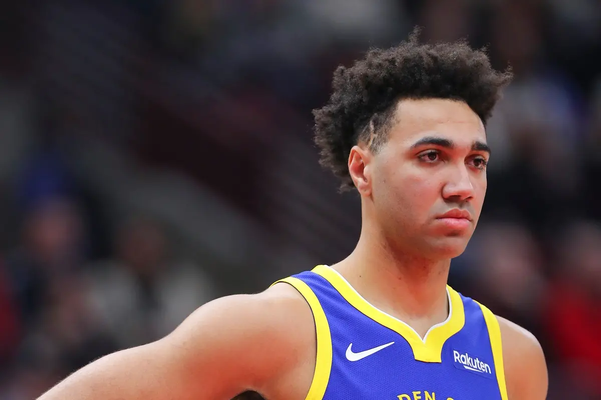 ▲金州勇士今（12）日以112:102擊敗聖安東尼奧馬刺，勇士新秀中鋒「TJD」Trayce Jackson-Davis在第四節用左手隔扣馬刺狀元Victor Wembanyama。（圖／美聯社／達志影像）