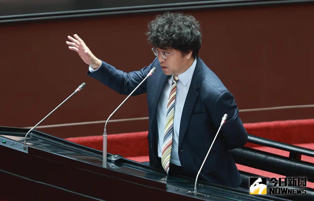 批沈伯洋拿黑熊教材上大學通識課！賴苡任再控：培養學生當情報員