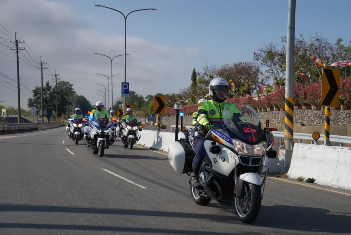 ▲國際自由車環臺14日抵達高雄，高雄交管採「滾動漸進方式」，即車隊抵達前即透過前導車提示先行交管，管制時間因而縮減至10至15分鐘內。(圖／高市交大提供)
