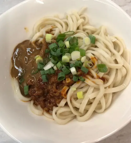 ▲網友票選八方雲集最好吃的不是鍋貼,而是「乾麵系列」,其中「招牌乾麵」以及「紹辣乾麵」都是廣受好評。(圖/Dcard) ▲網友票選八方雲集最好吃的不是鍋貼,而是「乾麵系列」,其中「招牌乾麵」以及「紹辣乾麵」都是廣受好評。(圖/Dcard)