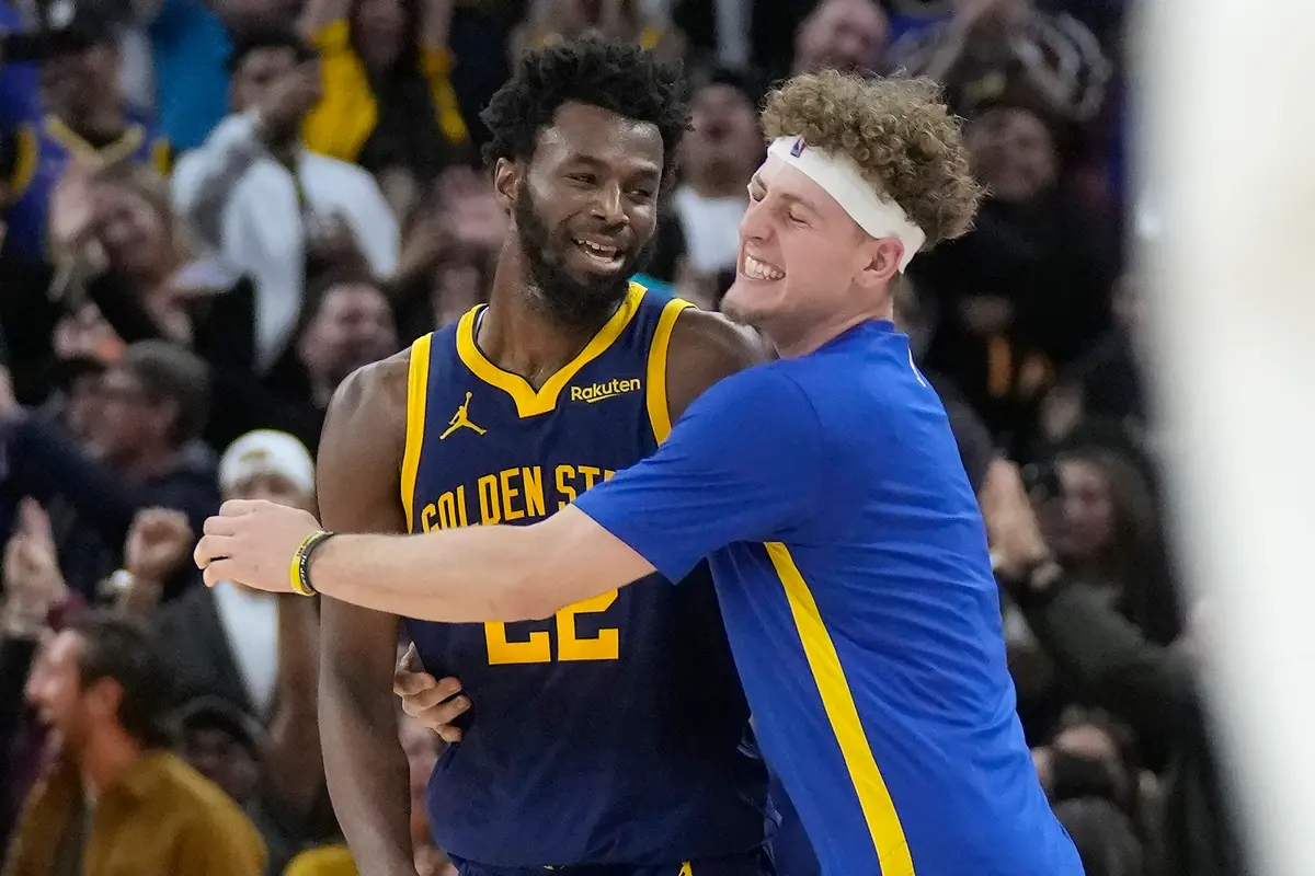 ▲勇士前鋒Andrew Wiggins在快攻中嘗試了一次有爭議的上籃選擇，而不是傳給空檔的勇士新秀Brandin Podziemski，這也引發了兩人爭執，Wiggins在場上對隊友飆髒話。（圖／美聯社／達志影像）