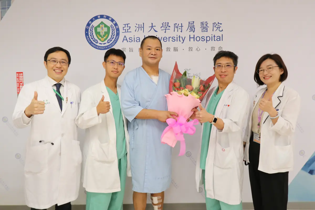 ▲廖姓民眾手術後順利康復出院，醫療團隊送上祝福，他也強調「不敢再抽菸了」(圖／醫院提供2024.3.12)