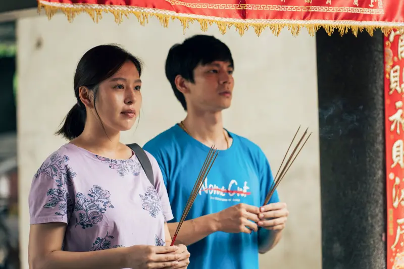 ▲《莎莉》劉品言（左）與林柏宏姊弟拜拜算命求改運。（圖／伯樂影業股份有限公司提供）