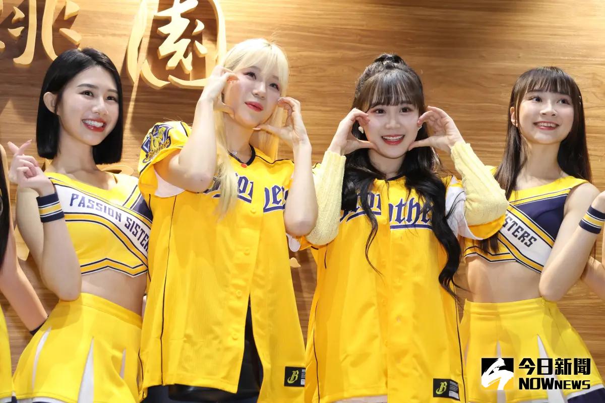 ▲中信兄弟啦啦隊南韓籍新成員邊荷律（右二）、李丹妃（左二）抵台，Passion Sisters派出四位成員接機，並齊跳「炸裂應援舞」。（圖／記者朱永強攝）