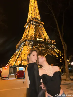▲▼歐陽妮妮（上下圖左）生日，與歐陽娜娜在巴黎鐵塔下留影。（圖／歐陽娜娜微博）