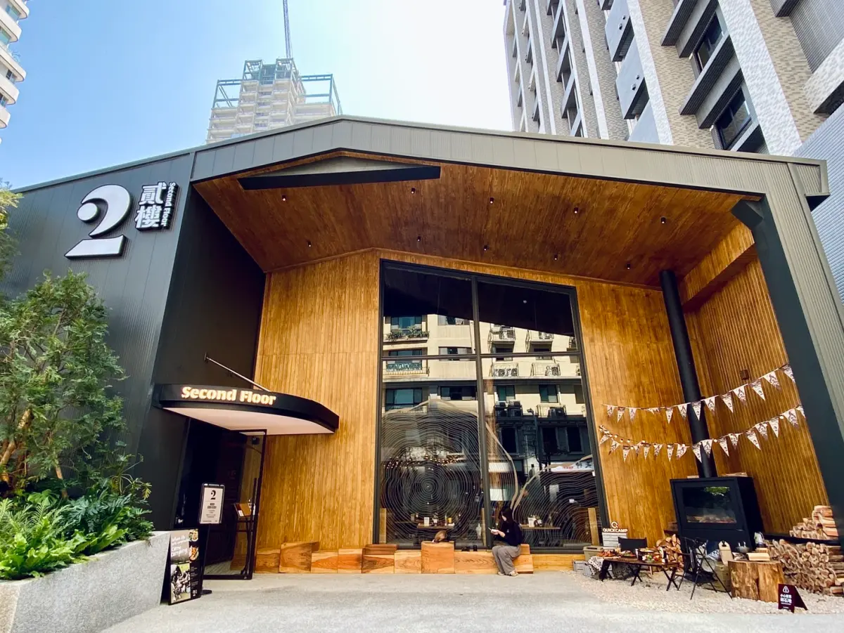 ▲貳樓2024超狂林口風格露營概念店開箱！獨棟挑高7米巨型印地安帳篷，中央熊熊營火陪吃限定野炊系早午餐，結合日本Quick Camp陳列戶外美式打卡點，3月14日白色情人節開幕。（圖／記者蕭涵云攝）