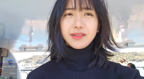 ▲企鵝妹搭船遊日月潭。(圖/取自Twitch@Jinnytty) ▲企鵝妹搭船遊日月潭。(圖/取自Twitch@Jinnytty)