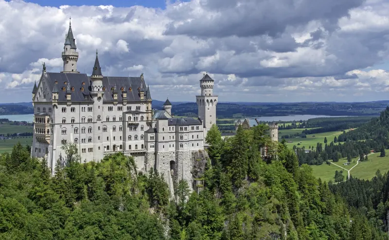 ▲德國新天鵝堡（Neuschwanstein Castle）去年6月發生一起駭人命案，兩位去當地遊玩的美國女大生遭到一位31歲美國男遊客攻擊，一人被推下山谷，一人則遭到性侵並被勒斃。（圖／翻攝自Pixabay）