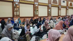 伊斯蘭齋戒月首日　印尼穆斯林傍晚在清真寺開齋
