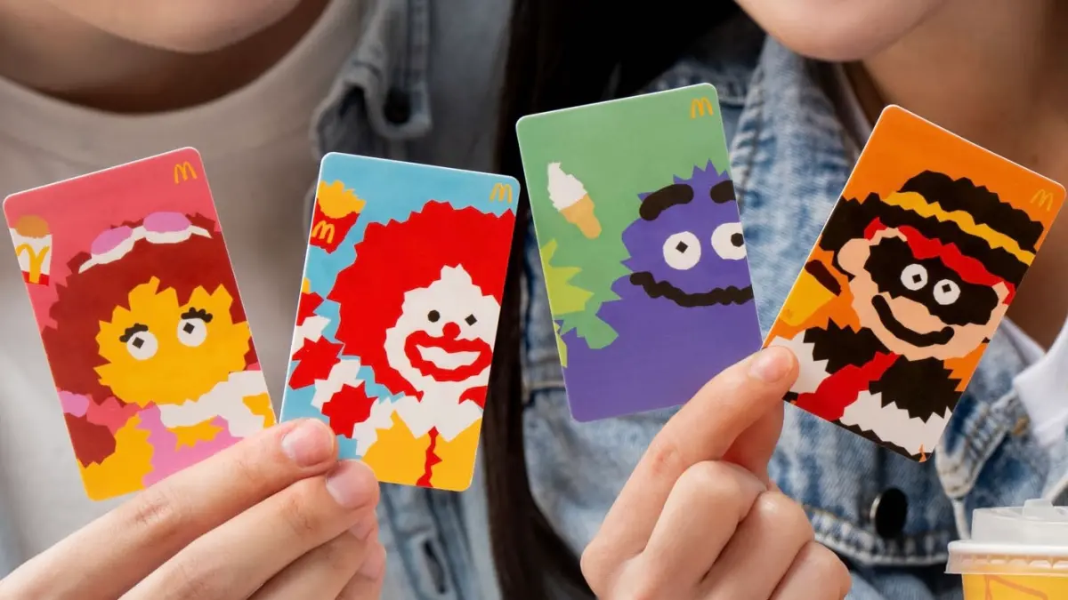 ▲2024麥當勞甜心卡今開搶！40週年限定版有麥當勞叔叔、奶昔大哥、漢堡神偷與大鳥姊姊4種卡面，每張優惠價39元，全套4款156元。幾點開賣、怎麼買、買A送B怎麼用、期限一次看。（圖／台灣麥當勞提供）