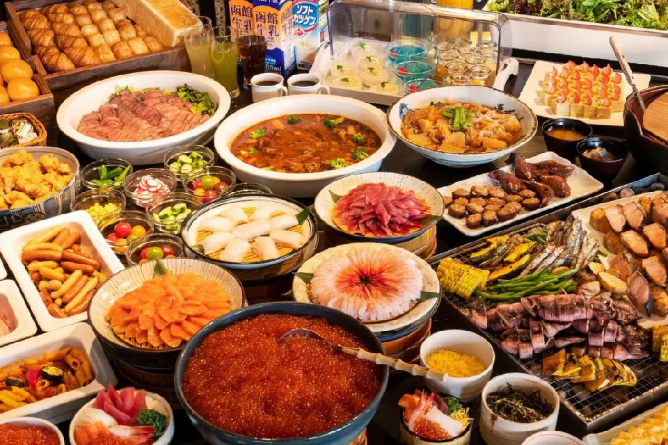 ▲易遊網推薦貪吃鬼此生必住的日本旅宿11家，包含有豐盛的人氣早餐，也有鄰近排隊名店，其中北海道「拉碧斯達函館灣」，曾獲日本好吃早餐的人氣票選第一名，早餐就能享有生魚片鮭魚卵等吃到飽。（圖／易遊網提供）