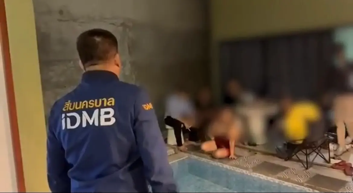 ▲泰國警方破獲大尺碼性愛派對，共有12名女子和數名買春客在別墅被抓。（圖／翻攝自影片）