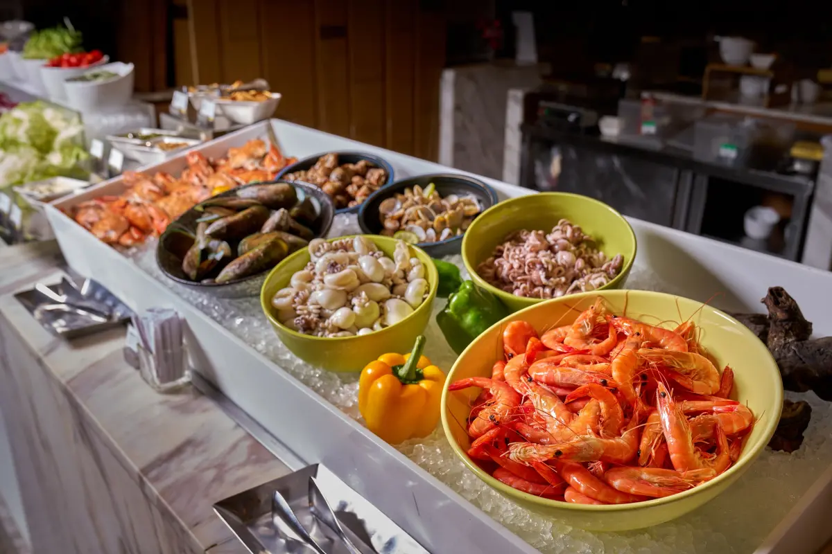 ▲台北六福萬怡酒店內的敘日全日餐廳推出平日午餐優惠，雙人同行出示兩周內的乘車票根，即可依乘車票券金額現折當日餐費，最高可折1,380元，等於一人完全免費。（圖／六福萬怡提供）