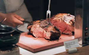 敘日全日餐廳餐檯菜色包含爐烤肋眼牛排,相當受歡迎。(圖/六福萬怡提供) ▲敘日全日餐廳餐檯菜色包含爐烤肋眼牛排,相當受歡迎。(圖/六福萬怡提供)