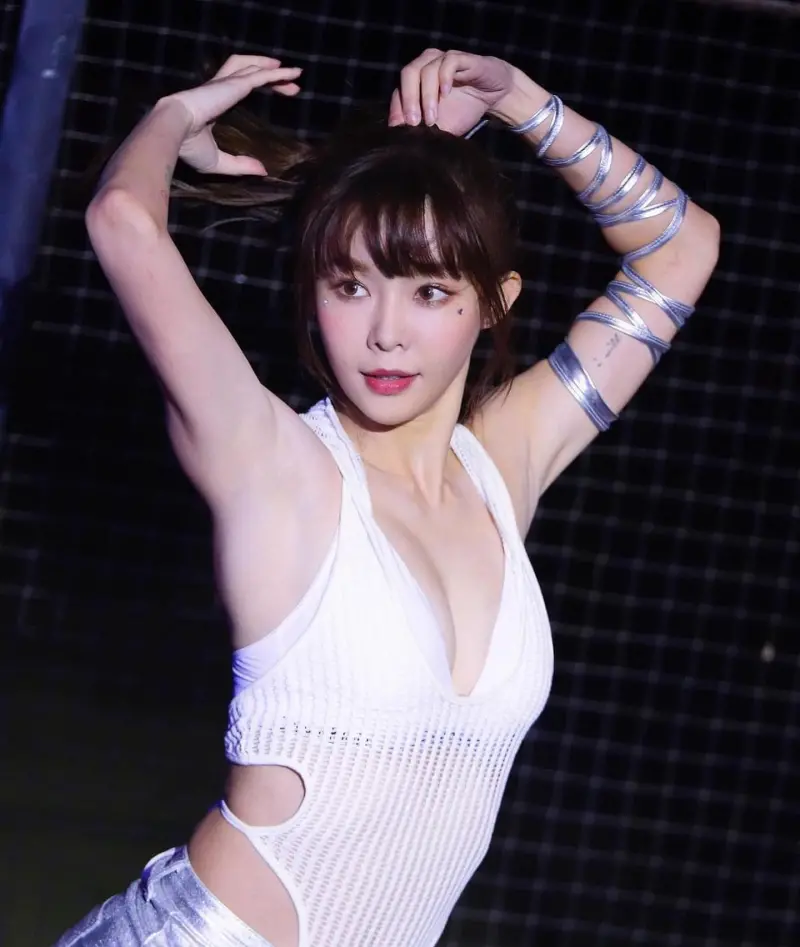 ▲▼陳怡叡有32D、24、35極致三圍，被譽為顏值最高的啦啦隊女孩，熱愛演戲的她拍過不少電影、電視劇。（圖／陳怡叡臉書）