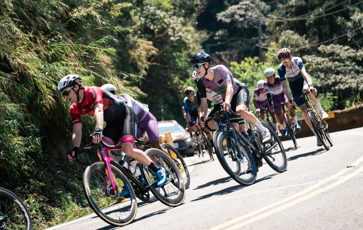 ▲自由車公路賽下坡路段，平均時速有時高達90公里，如果沒有學會正確使用煞車，很容易發生意外。（圖／自由車協會提供）