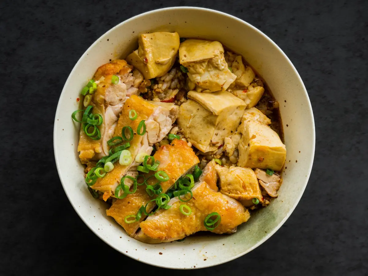 ▲下班自己煮，晚餐就吃「麻婆豆腐雞腿燴飯」，作法食譜公開。（圖／普橘島提供）