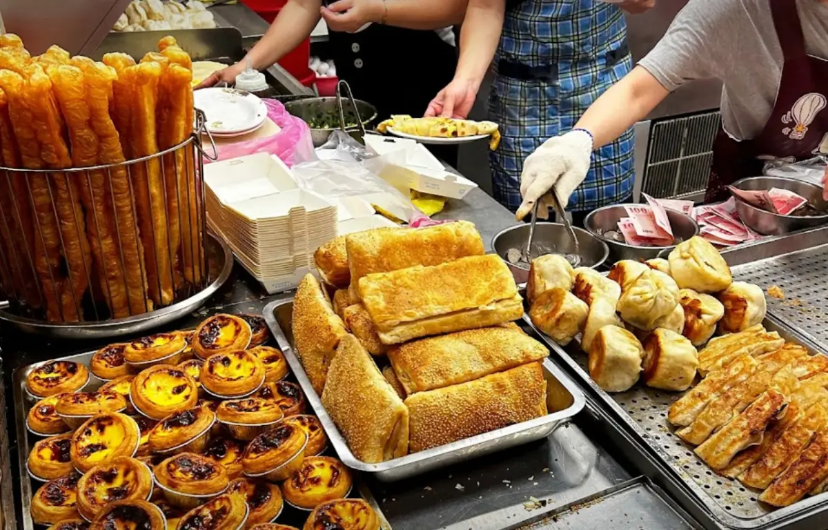 ▲位於台北中山區的「曾家豆漿」最近在社群大獲好評，店內的蛋塔堪稱可以與肯德基一拼。（圖/Google評論）