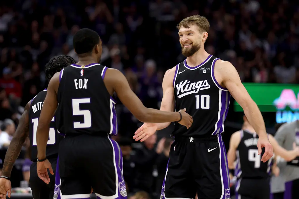 ▲國王Domantas Sabonis（右）完成本賽季第77次「雙十」表現，成為NBA史上第7位達成此成就的選手。（圖／美聯社／達志影像）