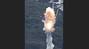 影／日本SPACE ONE火箭發射失敗！升空幾秒就爆炸　濃煙碎片四射
