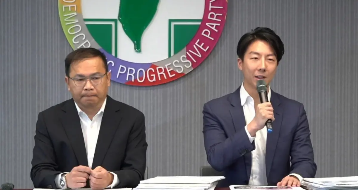 ▲民進黨政策會執行長王義川(左)說，朱立倫說藍營各地縣市首長都已一級開設坐鎮指揮，是在打臉今早出訪新加坡的盧秀燕嗎？（翻攝民進黨發言人臉書直播）