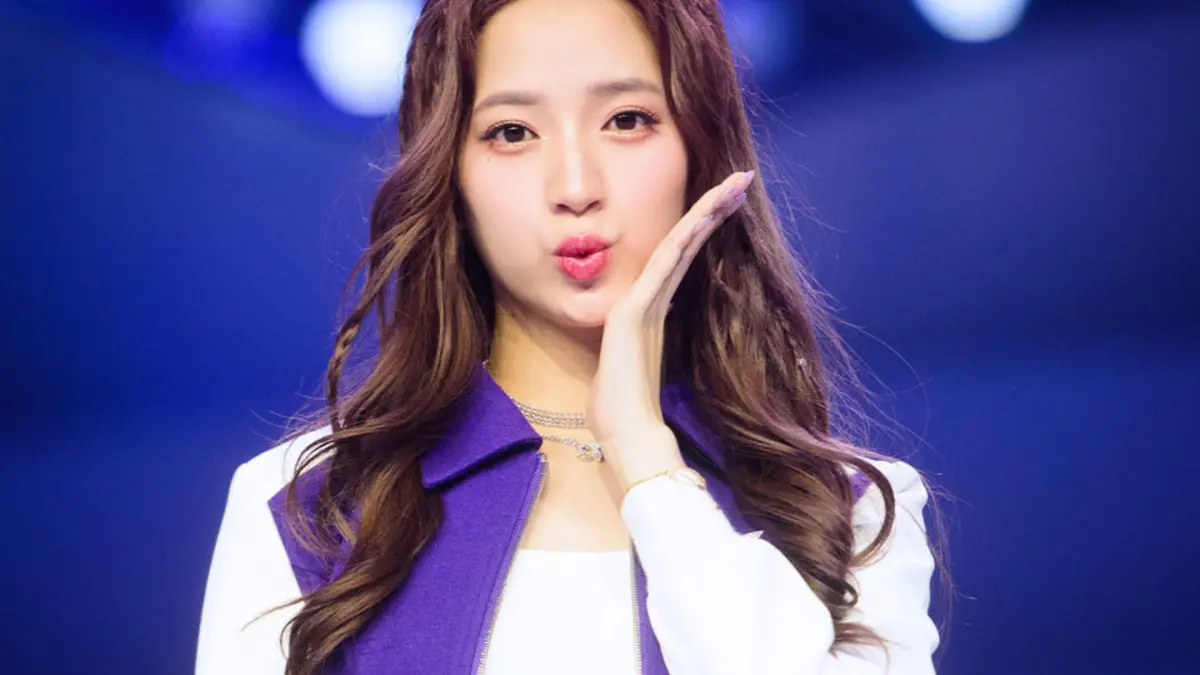 ▲歐陽娣娣二公舞台開腿辣舞，秀高難度側翻，撕「靠姐」標籤，讓粉絲驚豔。（圖／創造營亞洲－歐陽娣娣微博）