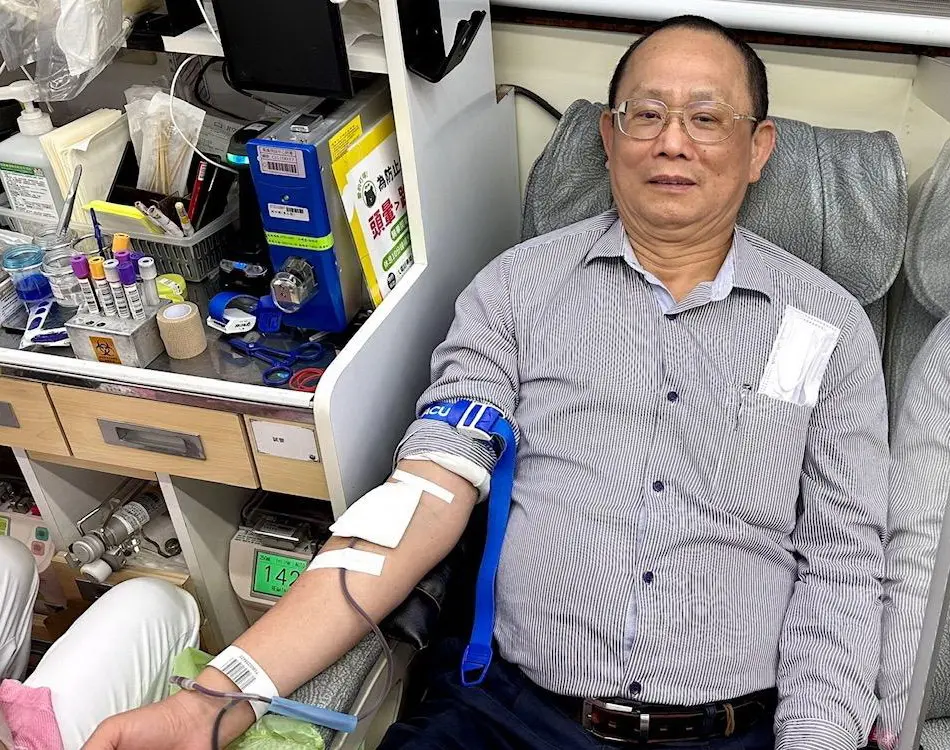 ▲台灣中油公司煉製事業部大林煉油廠舉辦中油百萬CC公益捐血活動，大林煉油廠廠長廖本源率先挽袖捐血。(圖／大林煉油廠提供)