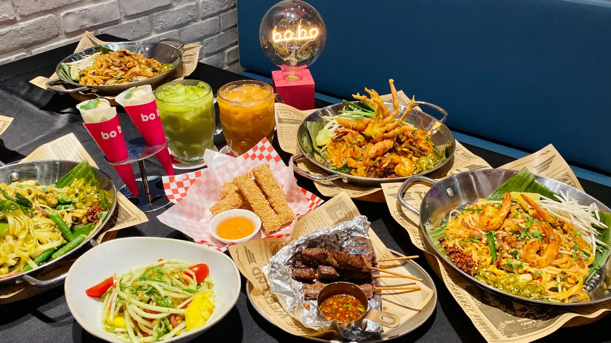 ▲瓦城泰統集團2024年新品牌「BO BO」新莊宏匯廣場開幕，獨家12款泰式炒河粉，配上泰式街頭串燒、台泰混血BO BO叭噗及隱藏版草莓優格霜淇淋，菜單訂位一次看。（圖／記者蕭涵云攝）